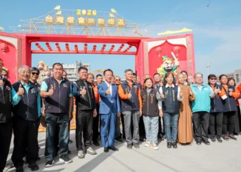 翁章梁視察台灣燈會宗教燈區「好神抵嘉」　 走訪各宮廟燈座祈福