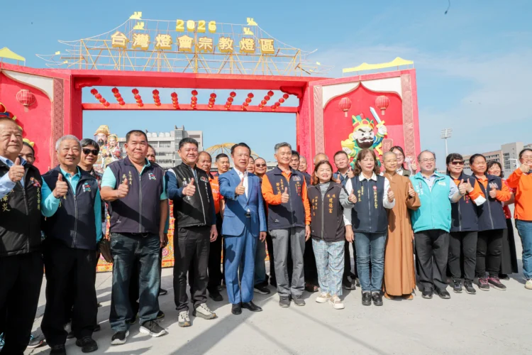 翁章梁視察台灣燈會宗教燈區「好神抵嘉」　 走訪各宮廟燈座祈福