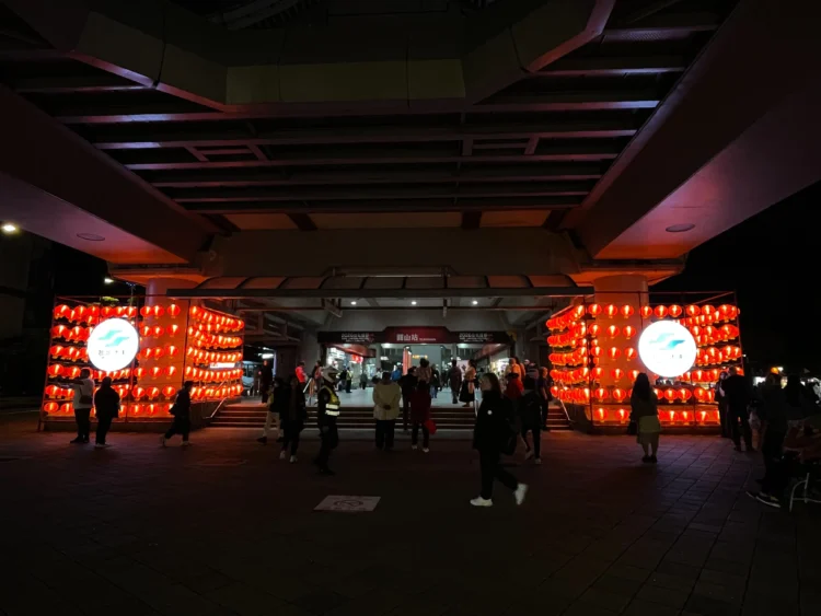 燈耀圓山、捷運迎春　圓山站化身科技感燈節打卡熱點