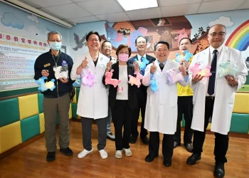 暖心迎新春 縣長關懷住院病童　歡樂跳跳馬提燈陪伴過新年