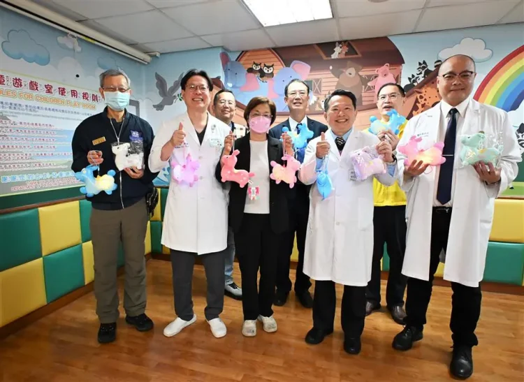 暖心迎新春 縣長關懷住院病童　歡樂跳跳馬提燈陪伴過新年