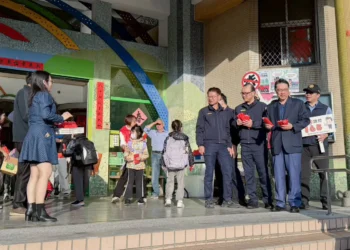 年後開學首日　南港警守護學童安心上學