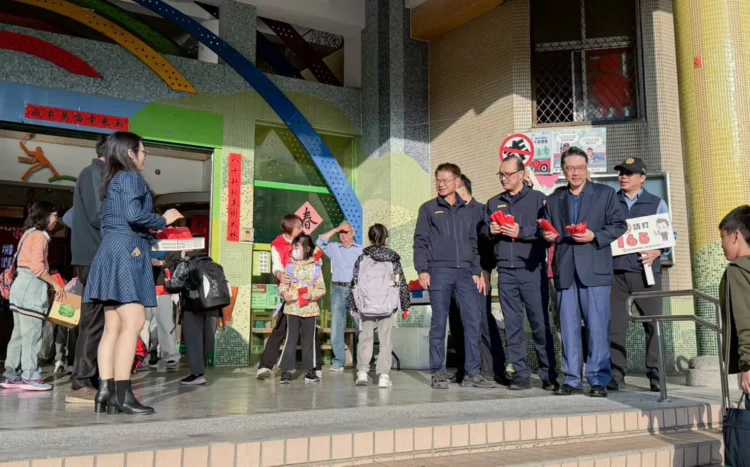 年後開學首日　南港警守護學童安心上學