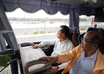 翁章梁試乘接駁車了解燈會接駁運作情形