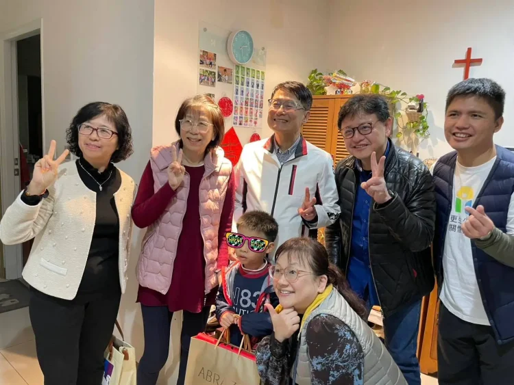 年節前夕　陳純敬副市長探視類家庭　代侯友宜贈紅包　小孩開心馬上有錢「花」