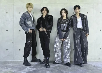 帕拉斯凌晨三點開工拍MV 不畏艷陽穿皮衣帥氣取景 汗流浹背完成