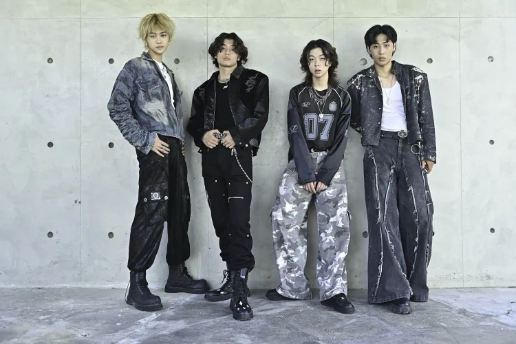 帕拉斯凌晨三點開工拍MV 不畏艷陽穿皮衣帥氣取景 汗流浹背完成