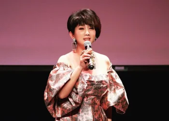 周思潔馬年出招 「最美長輩圖」曬S曲線旗袍照 跟大家拜年