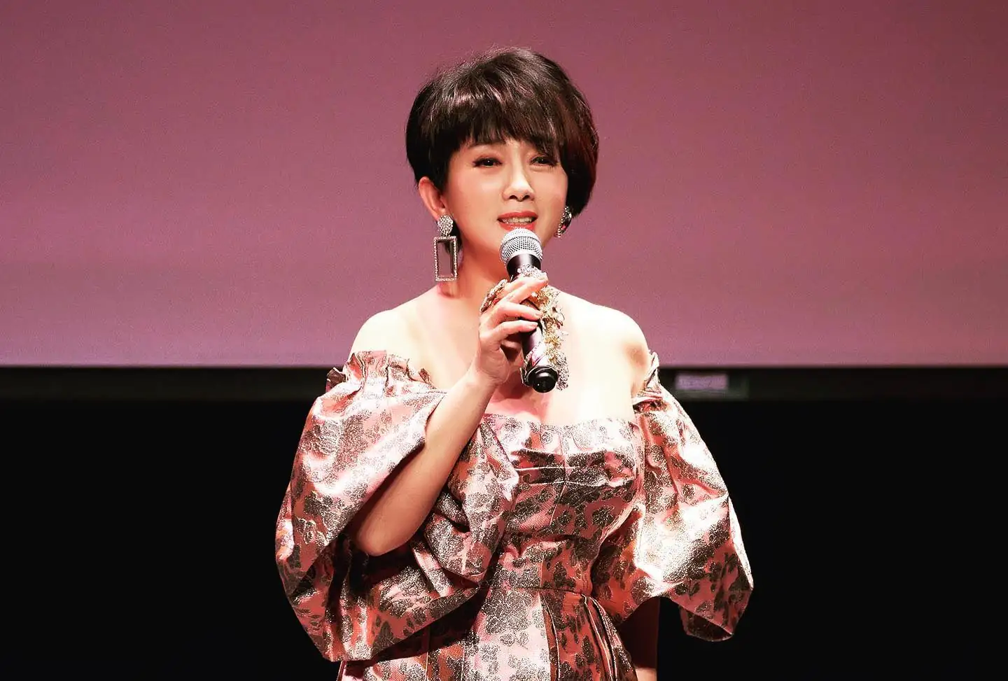 周思潔馬年出招 「最美長輩圖」曬S曲線旗袍照 跟大家拜年