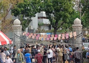 齋月第２場主麻＋２２８連假　千餘名穆斯林湧進台中清真寺禮拜