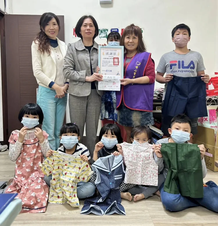 高女監作業科「縫紉班」手作童裝歲末送暖　啟發女性特質守護弱勢兒童