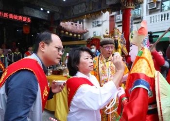 嘉邑祀典大天宮丙午年迎春禮　黃敏惠為芒神、春牛點睛