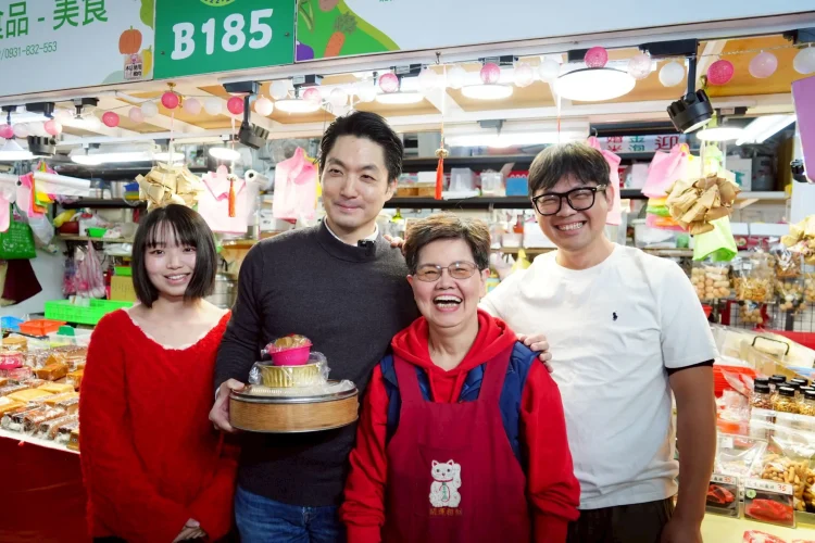 蔣萬安北投中繼市場拜年　送發財金祝福生意興隆