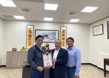 前縣議員洪盛雄捐贈善款予草屯鎮公所作為清寒優秀學生獎助學金 鎮長頒發感謝狀