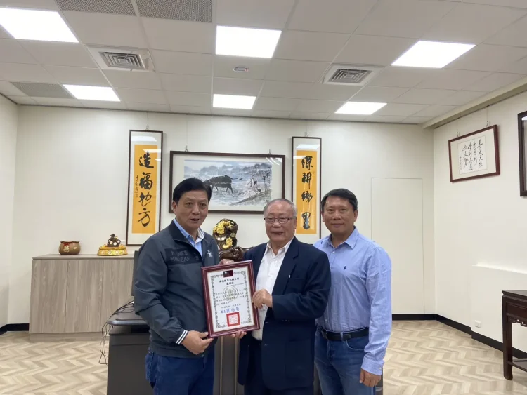 前縣議員洪盛雄捐贈善款予草屯鎮公所作為清寒優秀學生獎助學金 鎮長頒發感謝狀