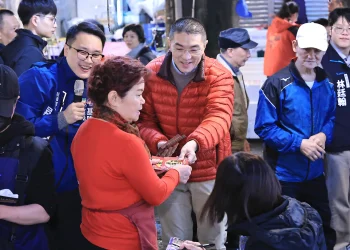 謝國樑走訪崁仔頂、成功市場發送一元紅包拜早年