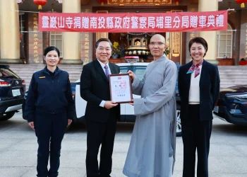 佛門慈悲護治安　靈巖山寺捐贈埔里分局三輛警用巡邏車