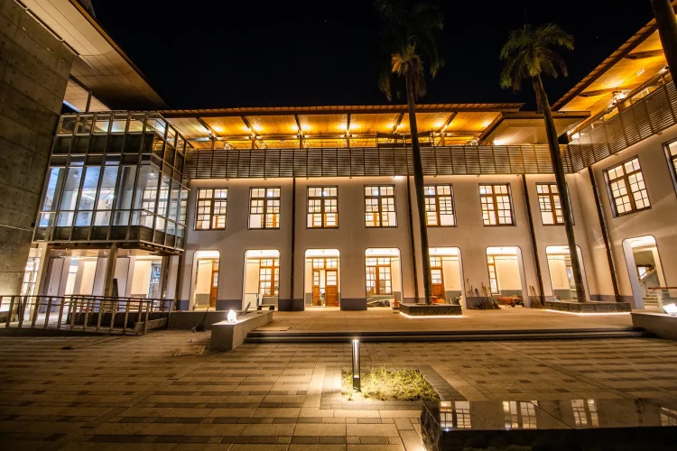 走過一甲子！舊嘉義市公所風華再現　除夕點燈亮相