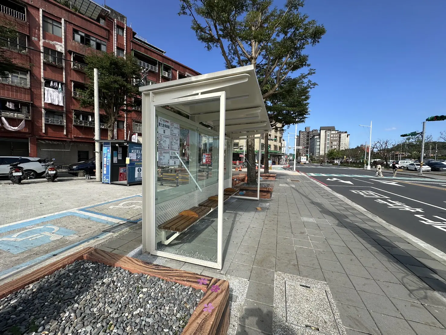 基隆公車處完成新建及汰換14處候車亭 新年迎新候車環境更用心