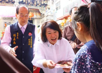黃敏惠大年初一走春發「粉紅超馬」紅包　民眾排隊沾喜氣