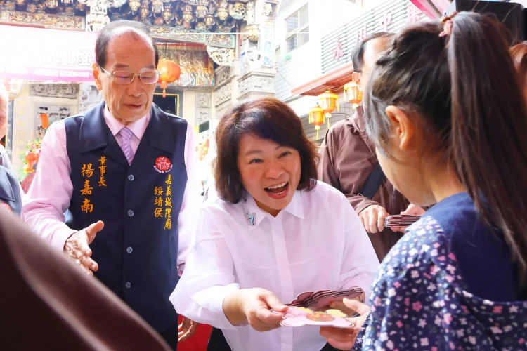 黃敏惠大年初一走春發「粉紅超馬」紅包　民眾排隊沾喜氣