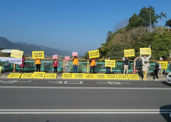 不要廢棄物掩埋場！埔里鄉親愛蘭橋　舉牌、拉白布條表決心