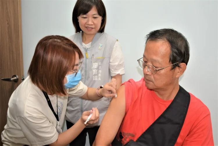 打疫苗送提燈！嘉義市元宵前加開接種站　每日前200名加贈小燈籠