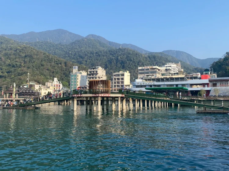 日月潭水位持續下降 日管處啟動首波碼頭應變措施：引橋防滑設施、保全引導確保安全