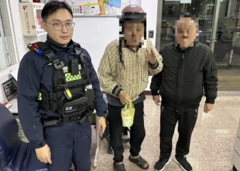 老翁寒夜中瑟瑟發抖　嘉市後湖暖警助返家