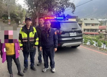 七旬紅衣老婦受困溪頭山區失聯　溪頭警方、民力深夜搜山助平安歸來