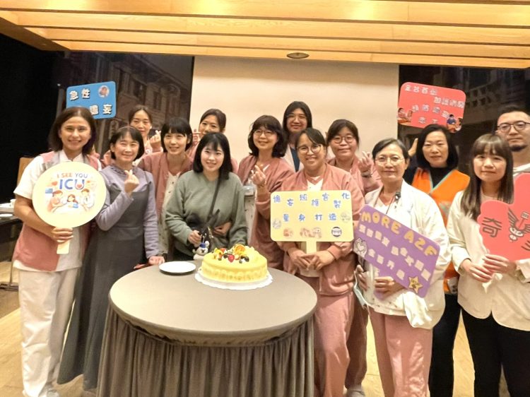 21歲萬小姐現身說法，強調在「譫妄照護策略」下挺過49天生死關卡，並在醫療人員的祝賀中切蛋糕，感謝重獲新生。（記者蔡清欽攝）
