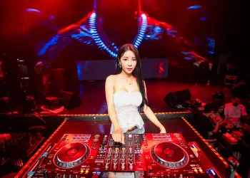 性感御姐 Liya 不只台上放歌 DJ 已升級娛樂產業幕後操盤手