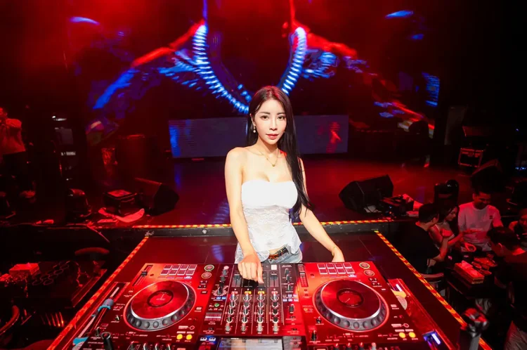 性感御姐 Liya 不只台上放歌 DJ 已升級娛樂產業幕後操盤手