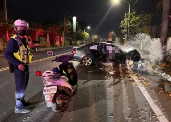 高雄自小客車自撞消防栓　釀1死2傷