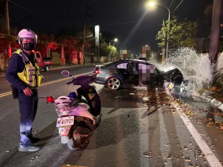 高雄自小客車自撞消防栓　釀1死2傷