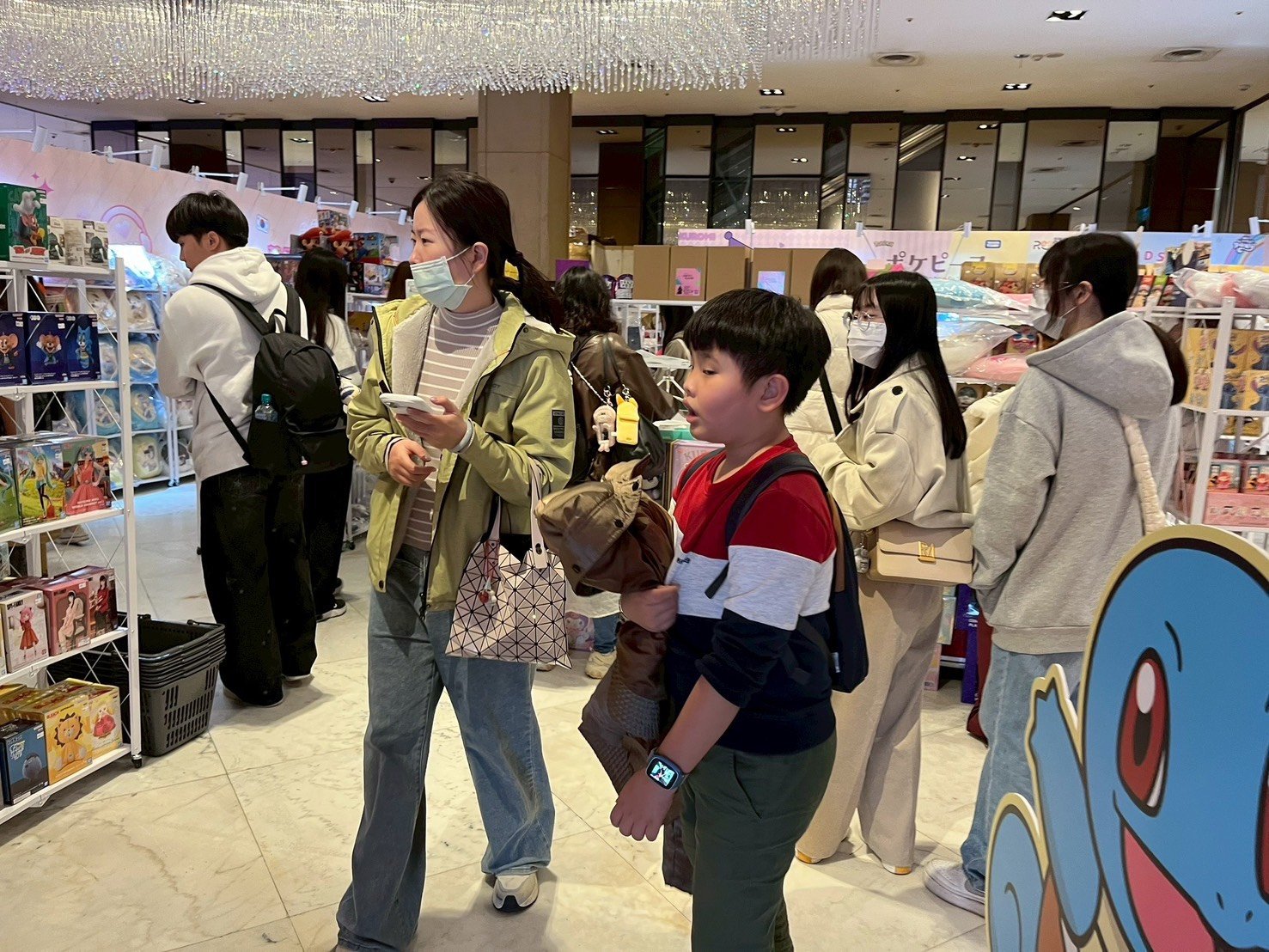 新光三越高雄左營店 美日韓特賣會擠爆人潮 新年快樂