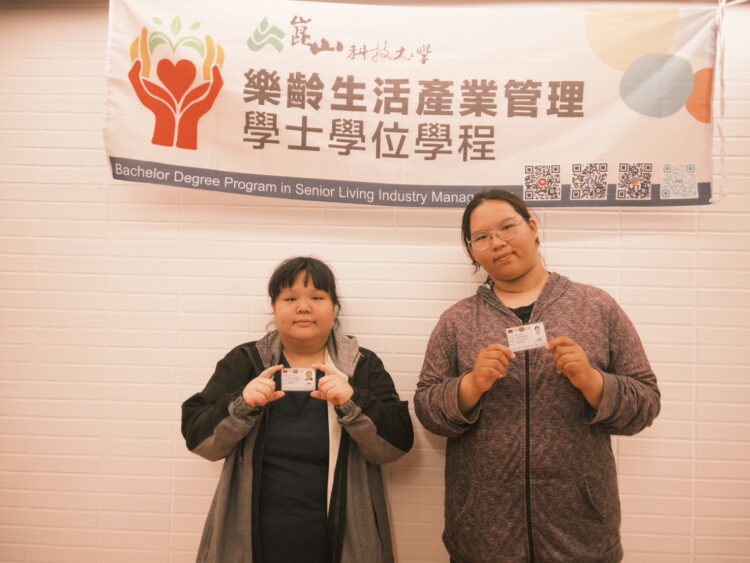 樂活學程日間部三年級陳嬿珍(左)、許昭雯(右)考取國家級單一級照服員技術士證照。（圖／崑山科大提供）