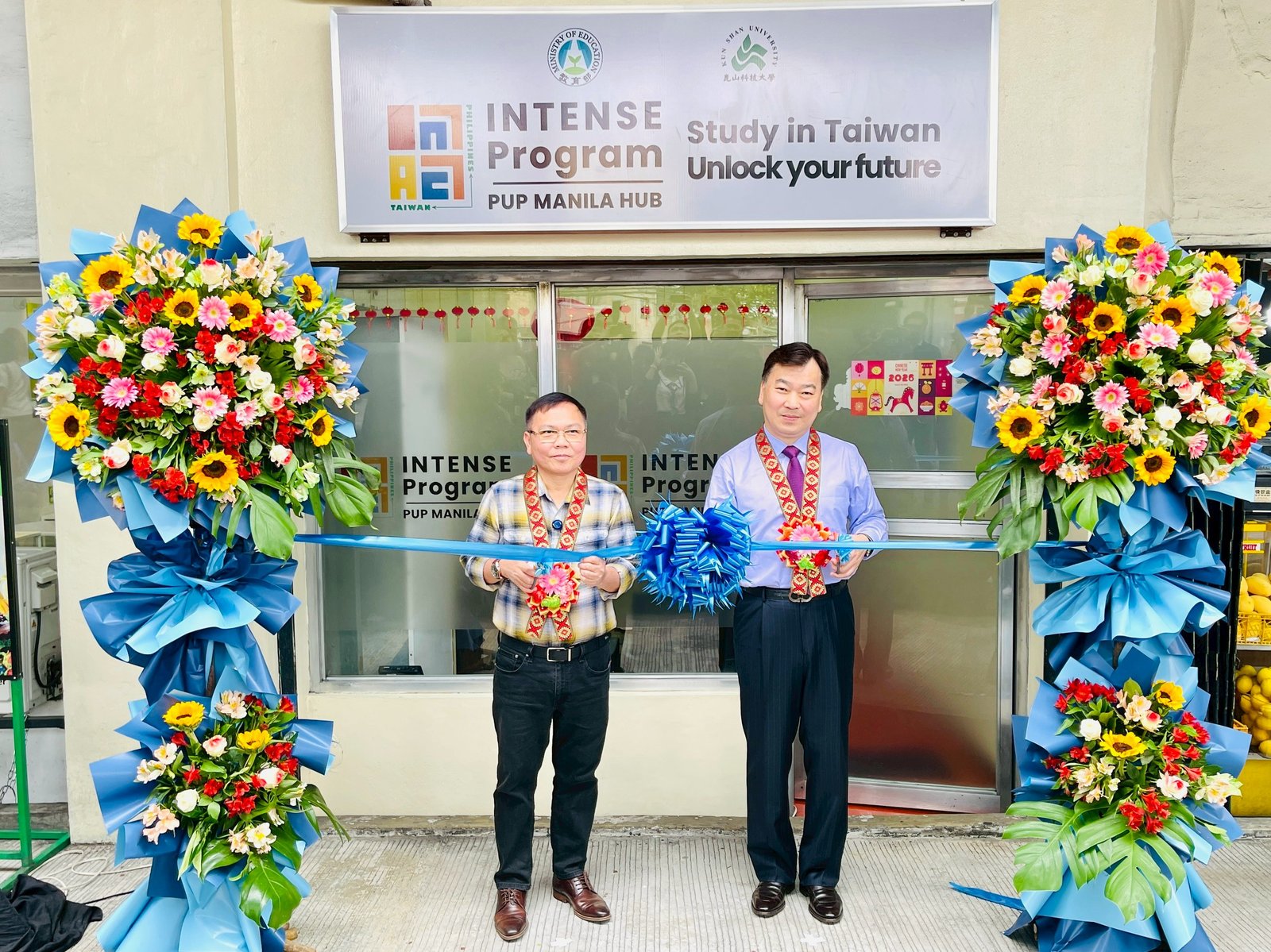 02.崑山科大李天祥校長右與菲律賓理工大學副校長Emanuel C. De Guzman左為揭牌儀式進行剪綵