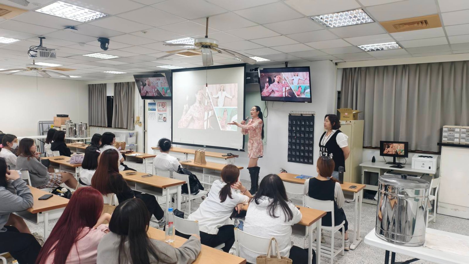 02.林韋君教授於頭城家商課堂分享國際舞台實務經驗