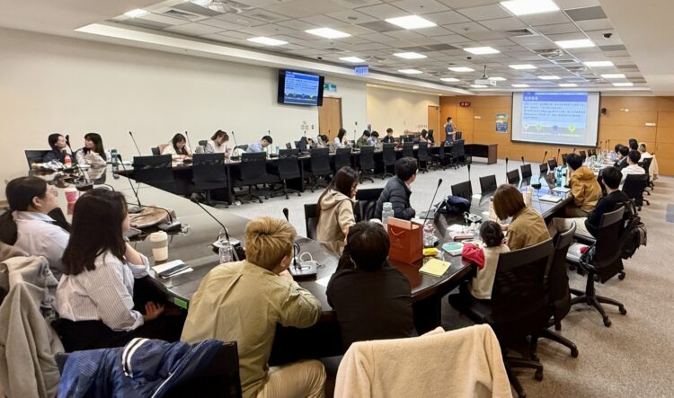 第一排左起：成醫賴佩君醫師、台灣實證醫學會常務理事邵時傑藥師、奇美醫院吳政彥營養師、成醫林志豪副院長、中山大學護理學系陳嬿今副教授、成醫外科部黃彥達醫師。（圖／成大醫院提供）