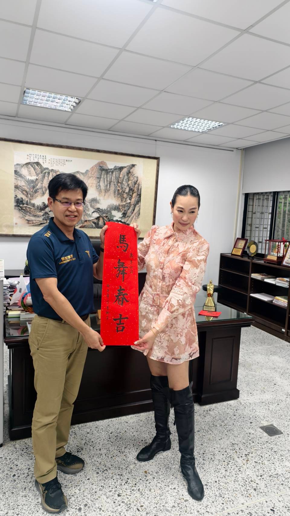 03.頭城家商汪冠宏校長左與林韋君教授祝賀新年並合影