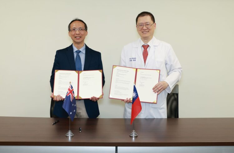 成大醫院李經維院長(右)與澳洲Monash Health神經暨中風部主任Henry Ma教授,代表雙方正式簽署合作備忘錄。(圖/成大醫院提供)