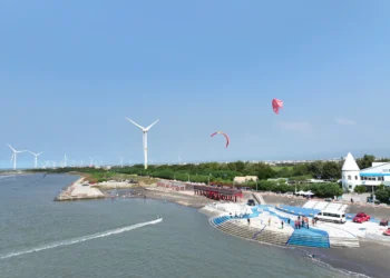 大安濱海樂園3月開放水域遊憩活動！　親海逐浪賞夕陽一次滿足