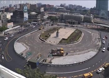 臺南火車站前廣場改造第二階段交維調整行車動線，U型雙向通行上班首日運作順暢