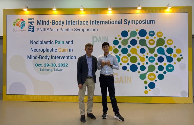 安南醫院研究副院長蘇冠賓醫師（左）與本研究第一作者、中國醫藥大學附設醫院台中總院中西醫結合科陳子力醫師（右）合影。（圖／安南醫院提供）