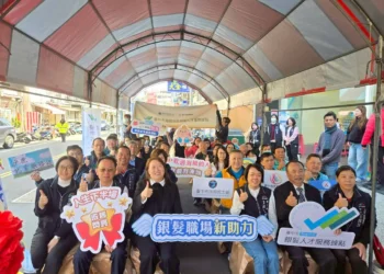 台中海線首座銀髮就業據點開張　中高齡求職者熱情搶先體驗