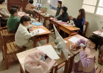 校園舊課桌椅再利用 東勢地政活化百年老屋、打造溫心協商空間