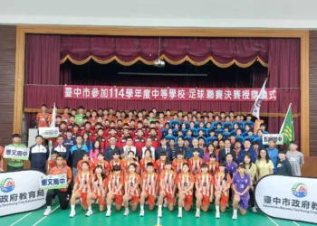 勇闖中等學校足球聯賽(HFL)決賽　中市教育局長為選手授旗致贈加菜金
