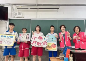 高雄小港戶政所  足感心!進入校園受理國民身分證