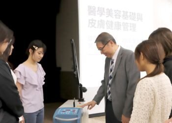醫美界專家許乃仁醫師蒞中華醫大開講「醫學美容基礎與皮膚健康管理」